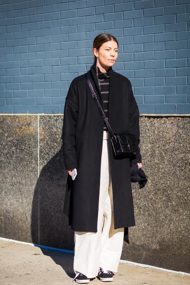 欧美街拍：大衣买这4个颜色很经典，时尚减龄还有气质