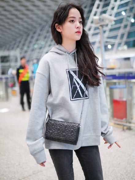 美女欧阳娜娜示范日常甜酷穿搭,简单又利落