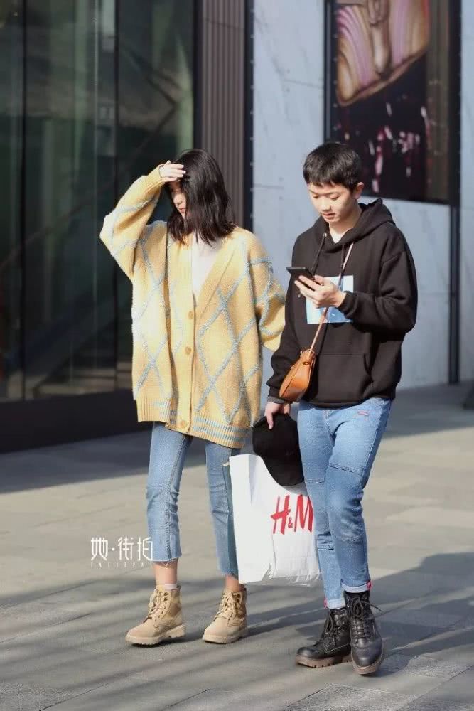 别穿大衣了,今年羊羔毛外套才是保暖又时髦