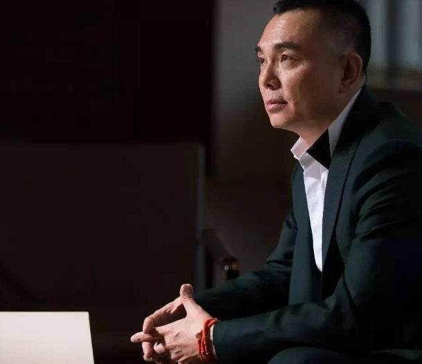 他抛弃恋爱多年的秦海璐，与李湘闪婚又离婚，现在却是人生赢家