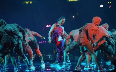 47岁郑秀文胃部不适惊住院，面部凹陷瘦到认不出，网友：太心疼