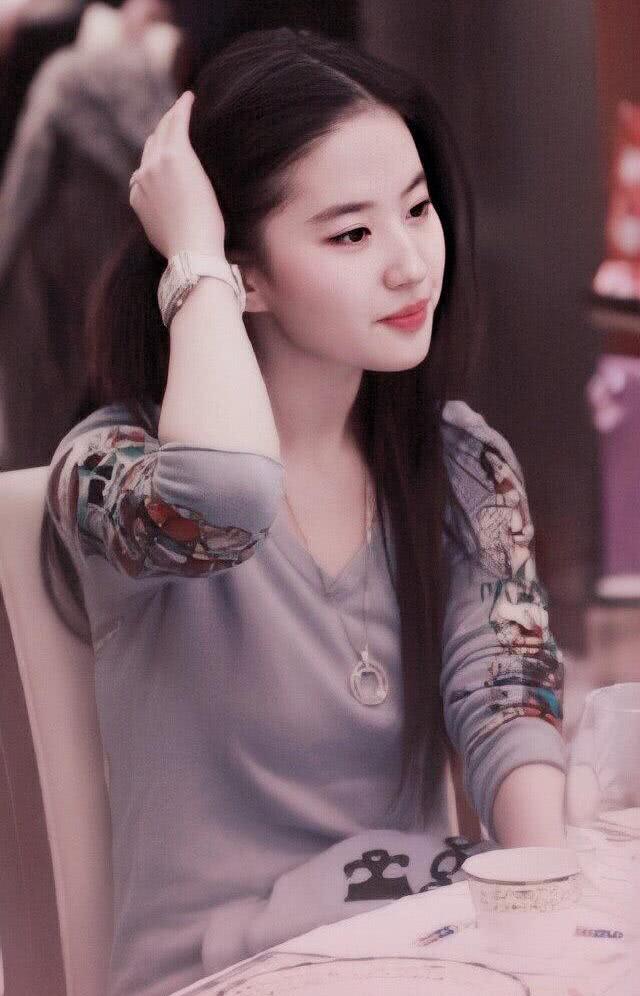 都说鞠婧祎初恋野生眉美爆了,为什么我感觉越来越看不懂潮流了