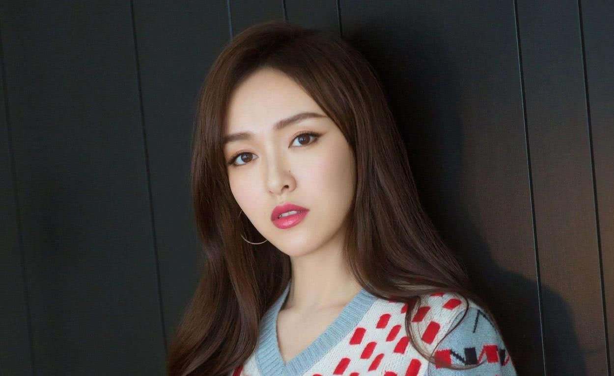 曾与唐嫣同居3年,后因出轨两人分手,如今却恋上大25岁白富美