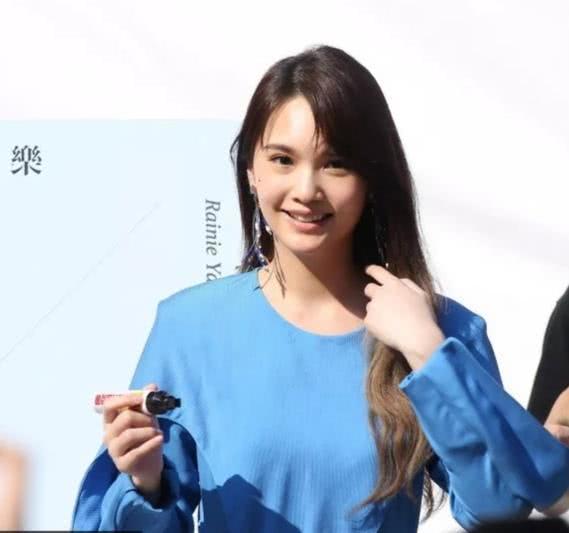 杨丞琳现身签唱会,穿一身蓝色连衣裙,优雅又迷人