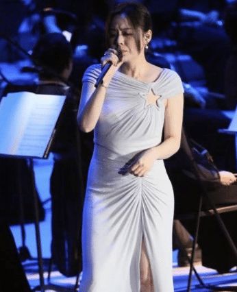 张靓颖身材有多嚣张?当看到她的赘肉后,网友:冯珂眼光真谜啊