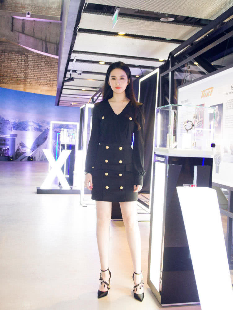 “神仙姐姐”刘亦菲气质不减,扎丸子头搭配蓝色风衣现身,美腻了