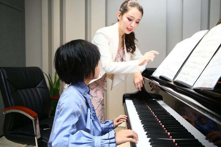 郎朗妻子吉娜空降新浪生图曝光,紧身毛衣展现绝美身材比例