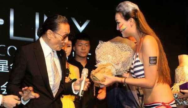 谢贤巅峰期有多狠?李小龙与他合影都要靠边站,拍部戏能买几栋楼