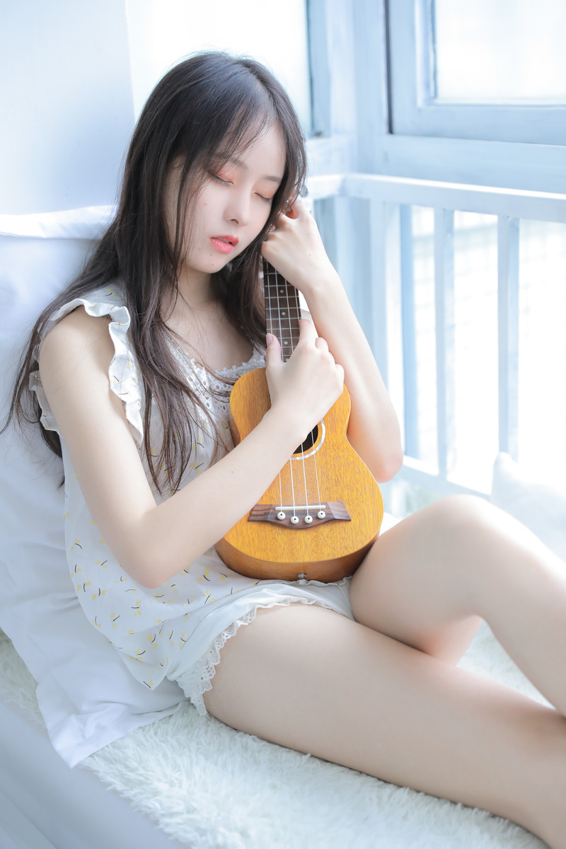 白嫩可爱美女模特丰满性感美女写真图片