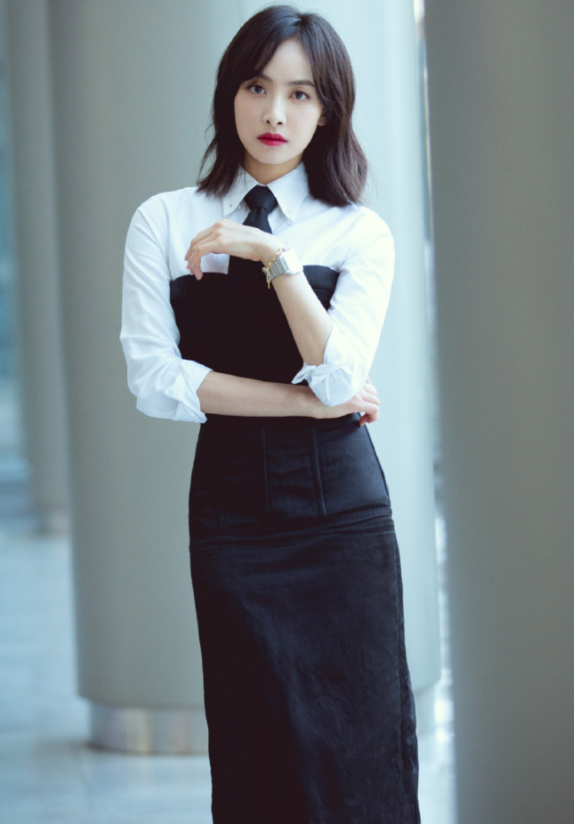 宋茜穿裙子居然拉到了这个位置上,没这腰谁敢这样穿?