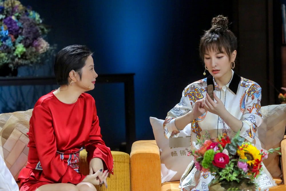 吴昕穿龙纹裙展中国美,身高比例出挑,时尚感开挂