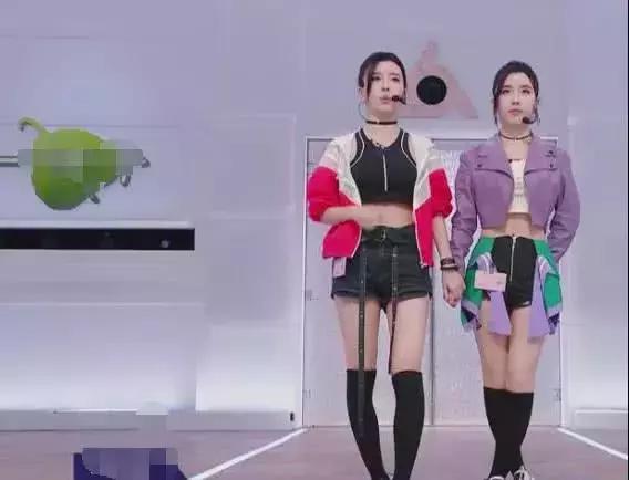 难怪BY2姐妹花总爱“交叉腿”,当看到真实腿型后,瞬间秒懂