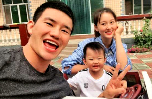 嘎子哥再度当爸!谢孟伟宣布妻子生下二胎,大儿子谢谢今年2岁!