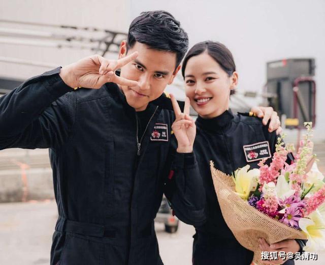 辛芷蕾拍摄内衣大片动作豪放让人喷血,或受到彭于晏、李现的影响