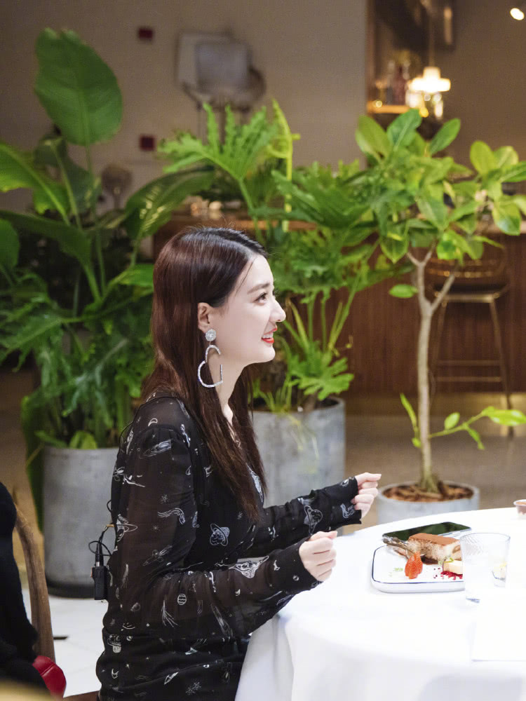 方脸女生如何不整容就改变脸型？学会这3个小技巧让你低成本低风险