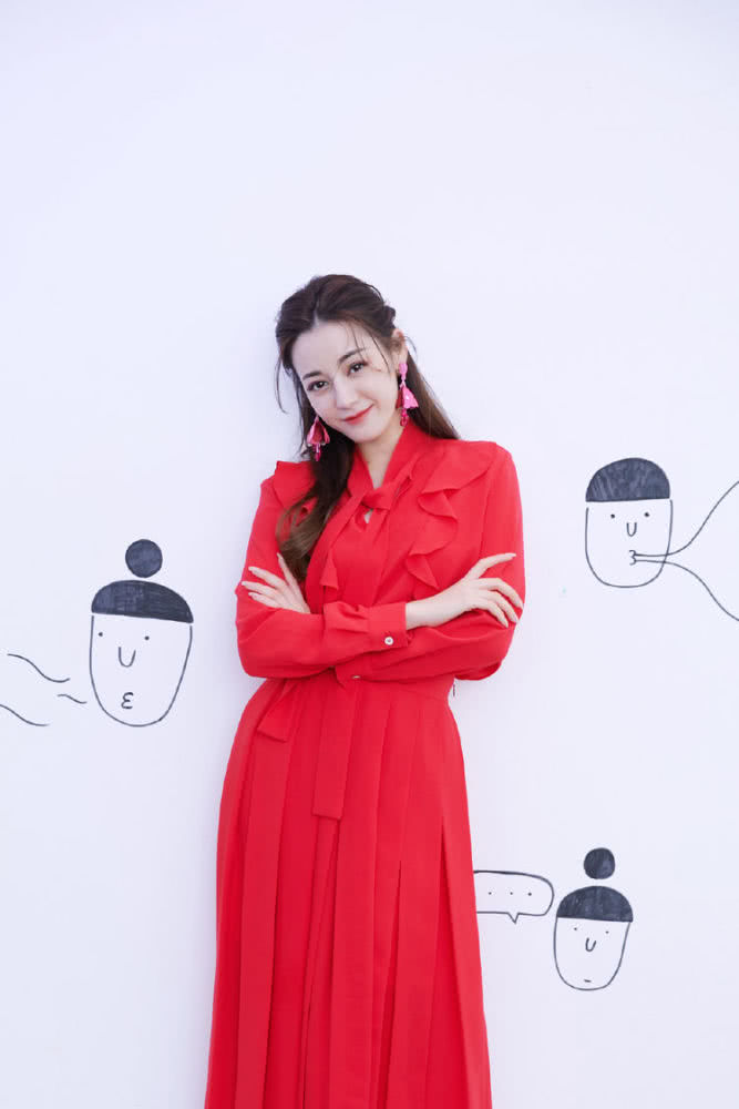 美女迪丽热巴成手游代言人,身穿红裙美艳吸睛