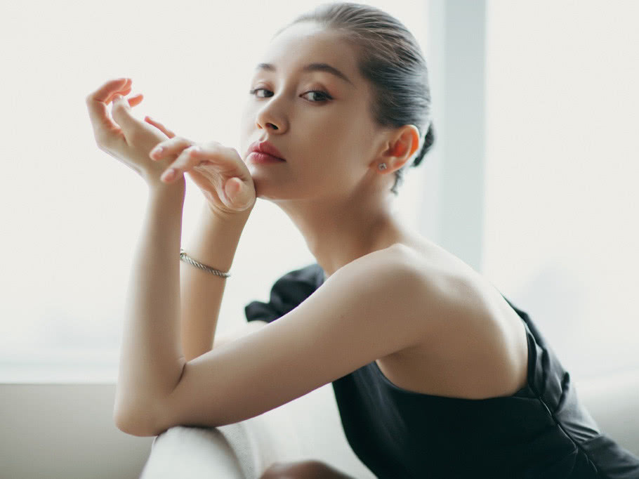 美女明星王子文光脚拍大片,穿黑色斜肩礼服身材也太性感了吧