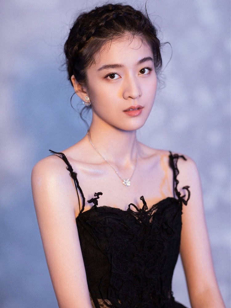 周冬雨和张雪迎这两位美女同样搭配薄纱吊带裙,少女感不相上下!