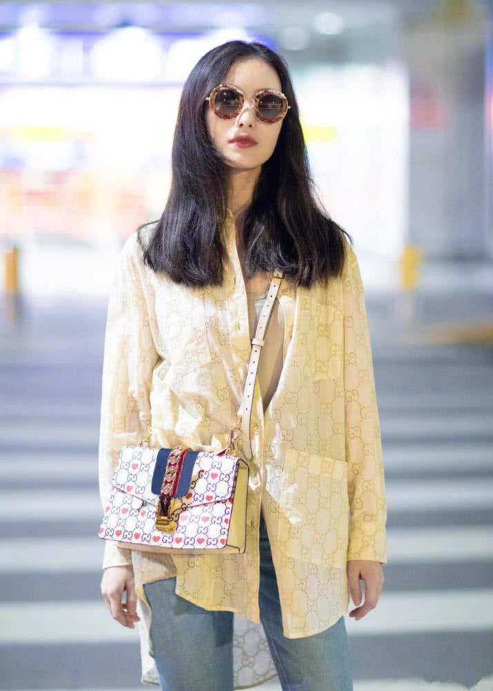 倪妮示范秋冬休闲风格搭配,简约时尚风格多变还有温暖感