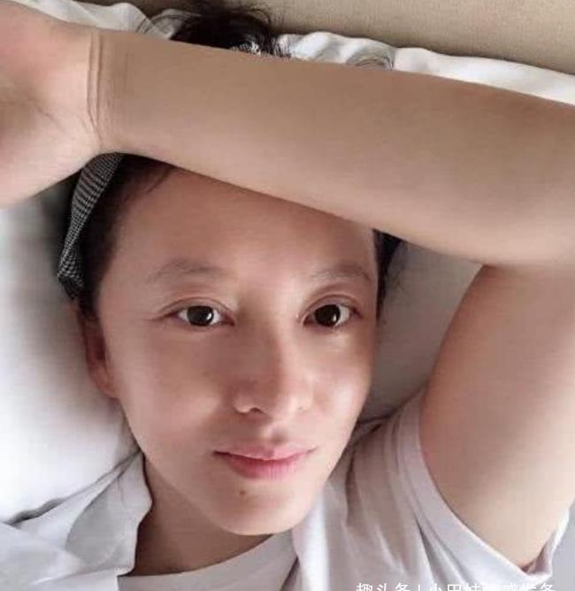 她31岁和导演闪婚,如今44岁素颜照曝光,美极了