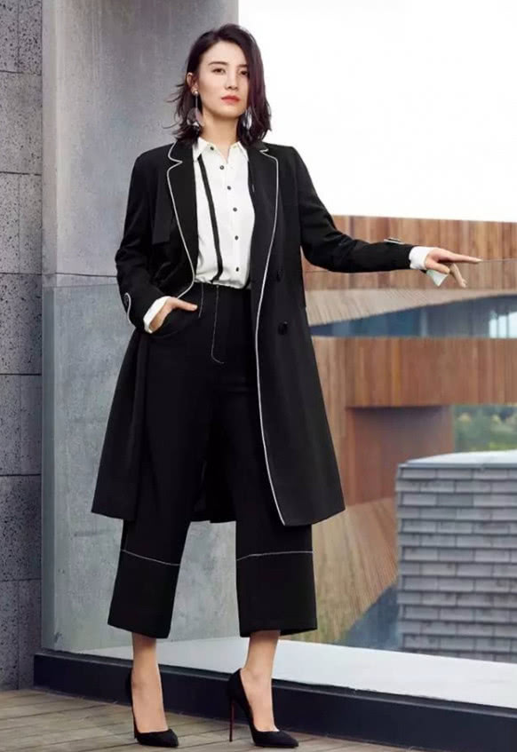 阔腿裤不一定只搭小白鞋,这3款鞋子让你新潮又别致