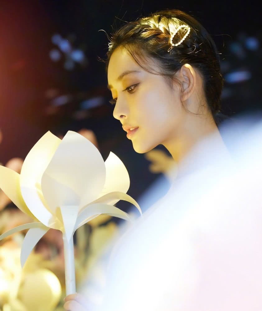 孟子义穿仙女裙惊艳亮相,这神仙颜值原谅我磕了