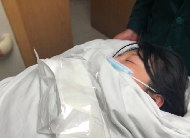 29岁女星整形出意外,病床照曝光好吓人,被紧急送往急救中心
