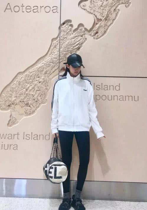 想显高显瘦试试这种搭配:小黑裤+小黑鞋