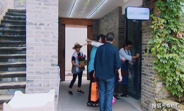 林心如多年再遇张铁林,激动呼喊皇阿玛,谁注意张铁林对她的称呼