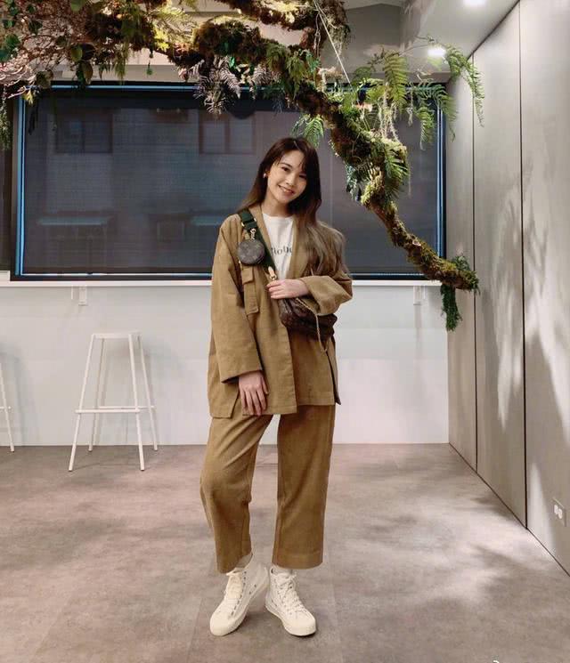 杨丞琳现身签唱会,穿一身蓝色连衣裙,优雅又迷人