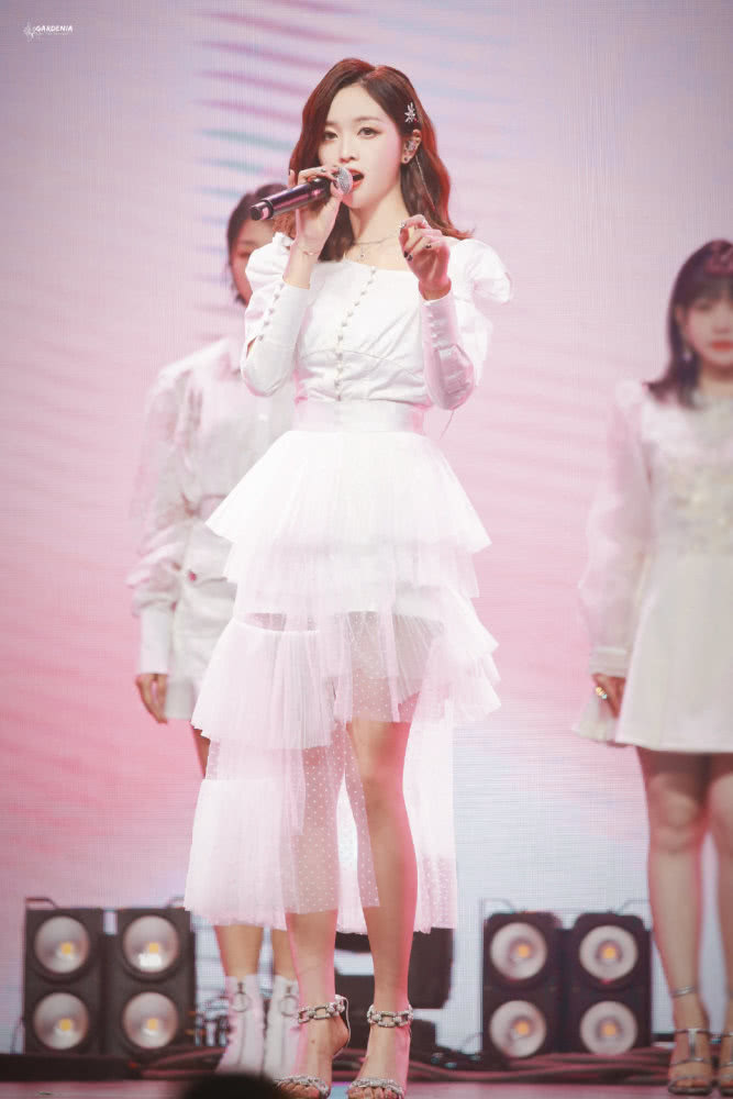 吴宣仪挑战魔女造型，宽檐帽搭配薄纱裙，身材比例惊艳！