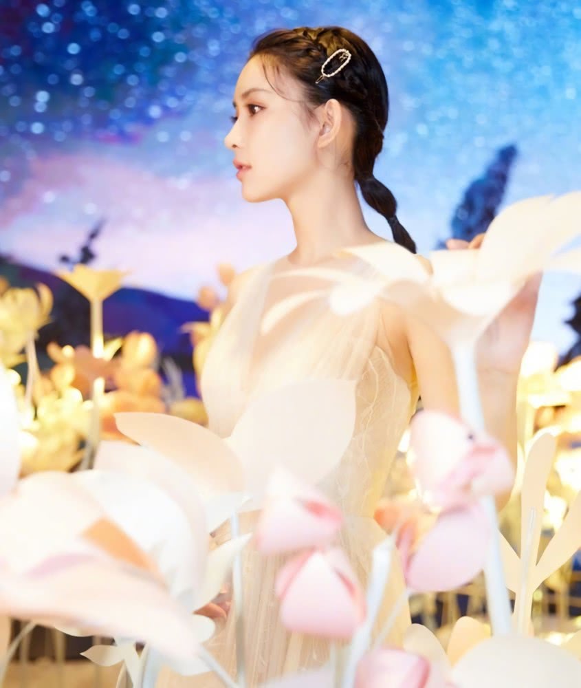 孟子义穿仙女裙惊艳亮相,这神仙颜值原谅我磕了