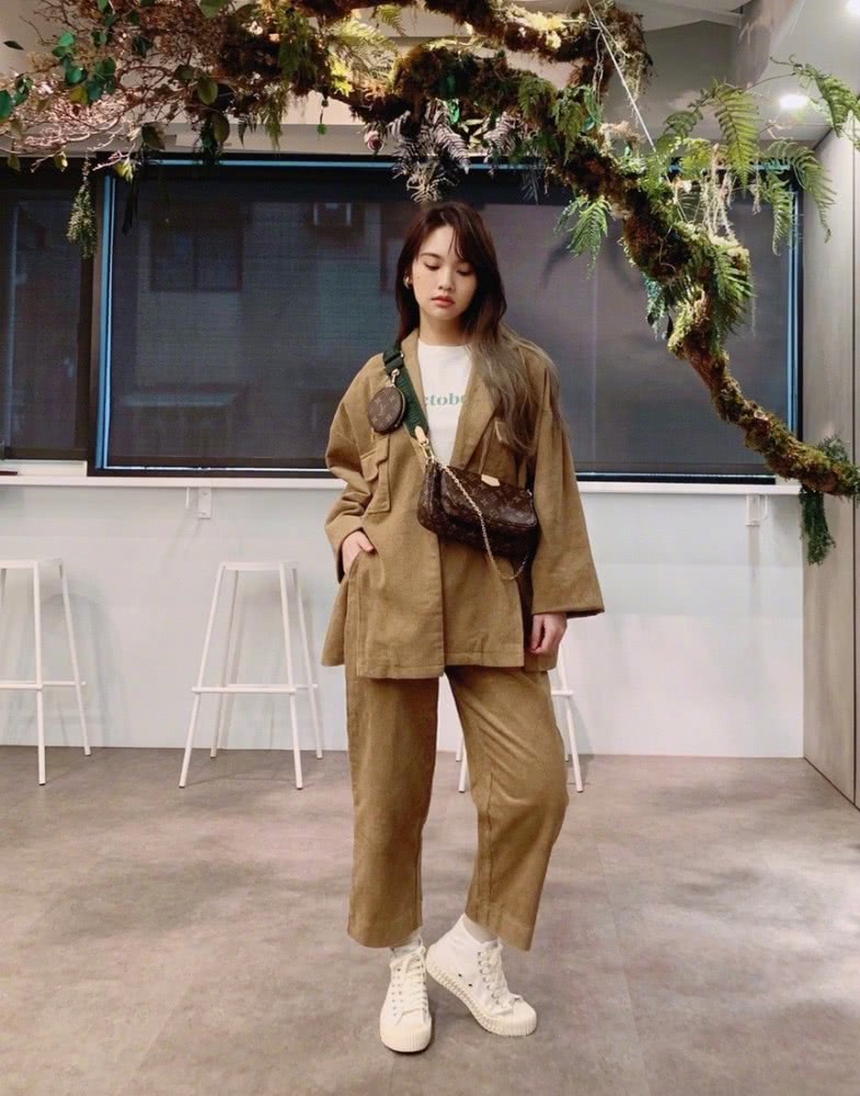 可爱美女杨丞琳身穿拼接针织连衣裙演出，完全逆生长