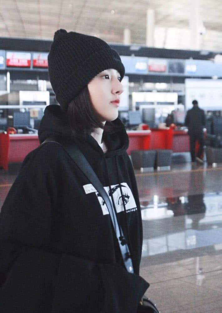 宋祖儿一身黑也能穿出仙女气质,颜值太高不愧被称为小张柏芝