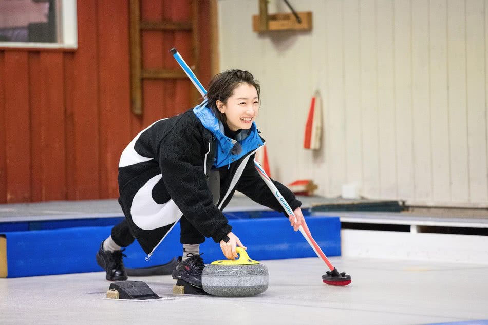 清纯氧气美女周冬雨解锁冰球技能，运动装难掩超细小腿