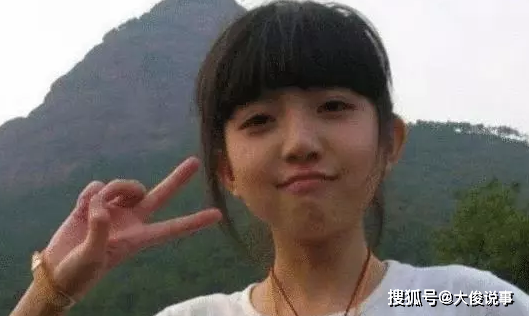 曾因“剪刀手”走红的小美女现在如何了，网友：还缺男友吗？