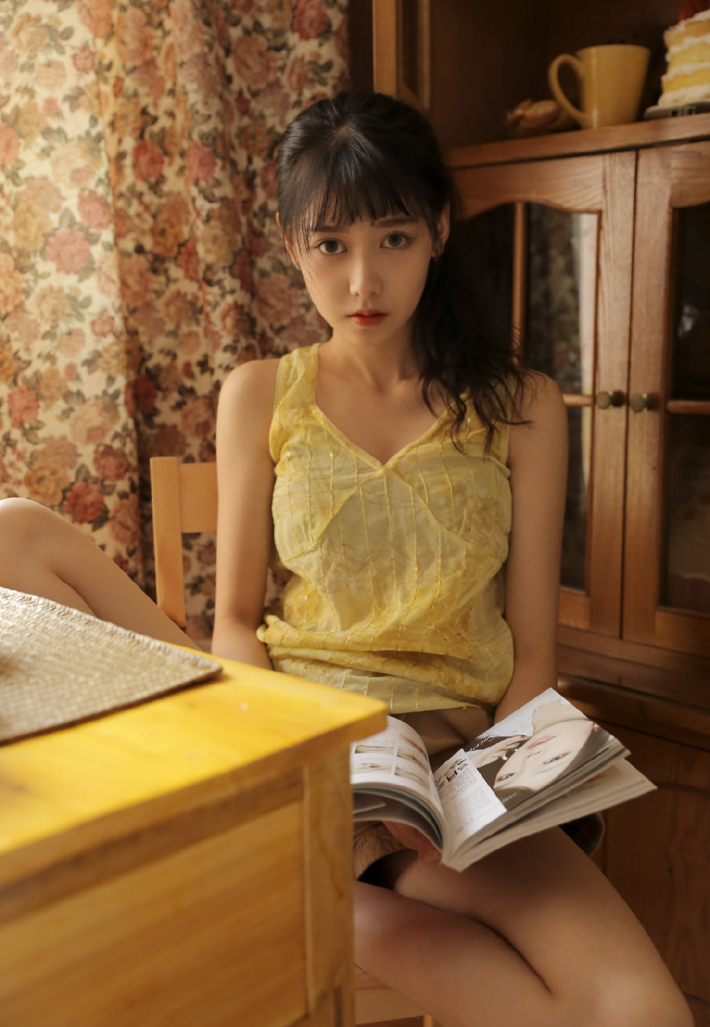 俏皮大眼美女翘臀美腿性感私房写真图片