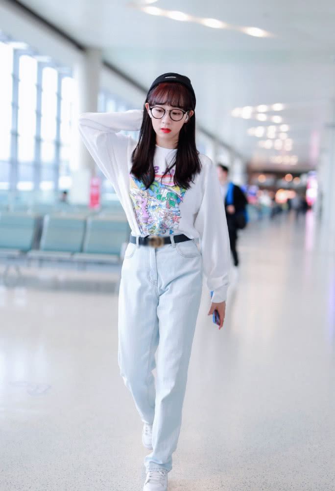 美女李子璇白T牛仔裤亮相机场,青春活力