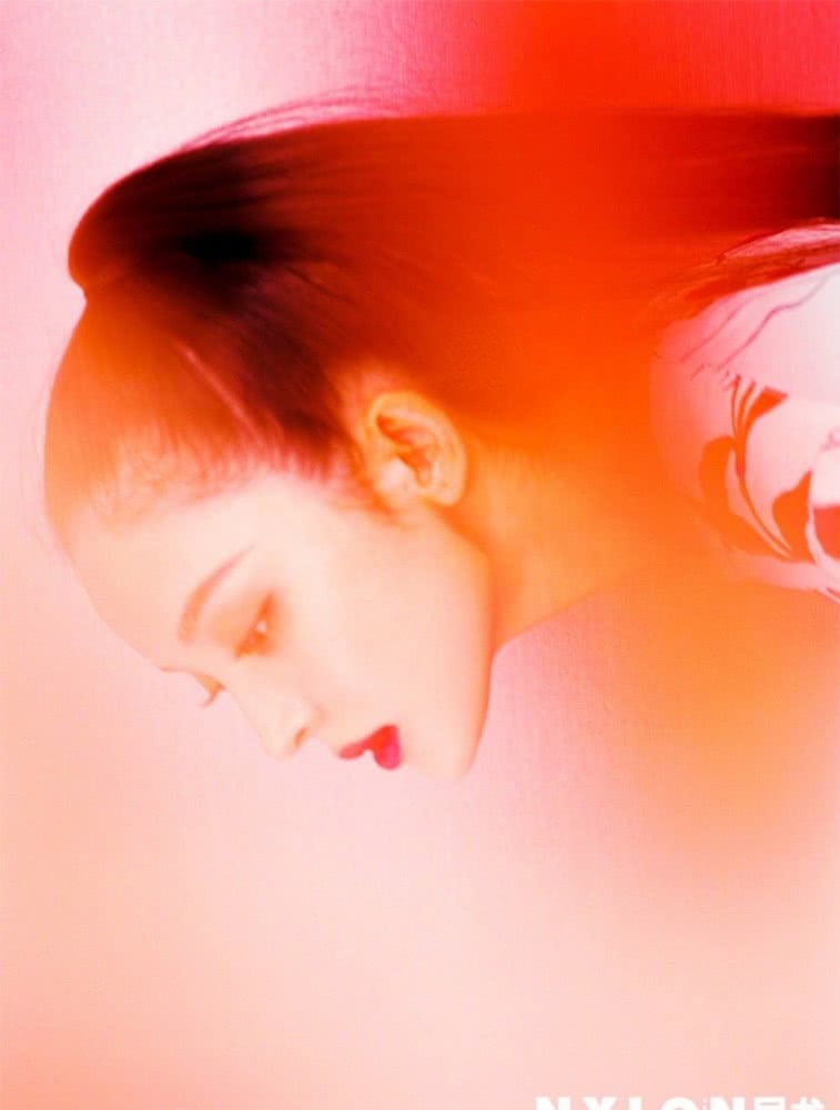 美女娜扎登时尚杂志,复古高马尾+高饱和色调,又纯又欲太精致