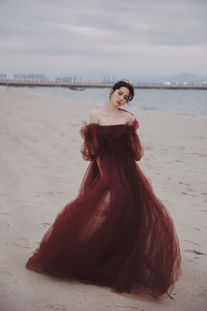00后美女欧阳娜娜穿酒红色轻纱裙，露雪白美肩太有女人味