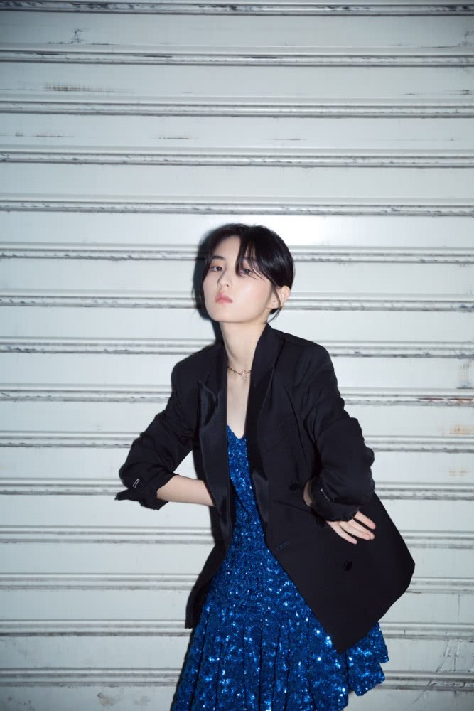 美女小花张子枫蓝色亮片裙配西装,轻松凹出女王范