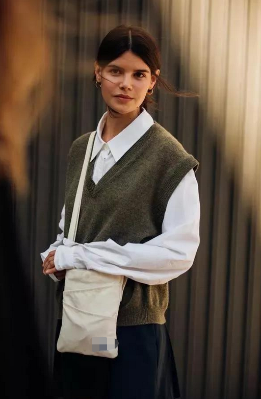 秋冬穿搭换件V领毛衣，发现不一样搭配的自己