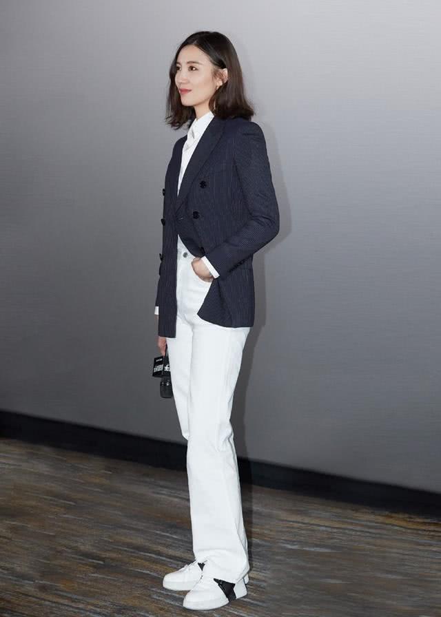 美女宋佳把西装当开衫穿,衣品潮酷带飒爽