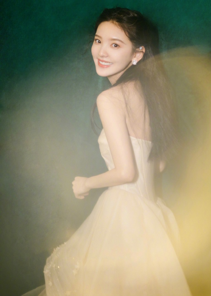 章若楠穿抹胸薄纱礼裙，甜美仙气十足