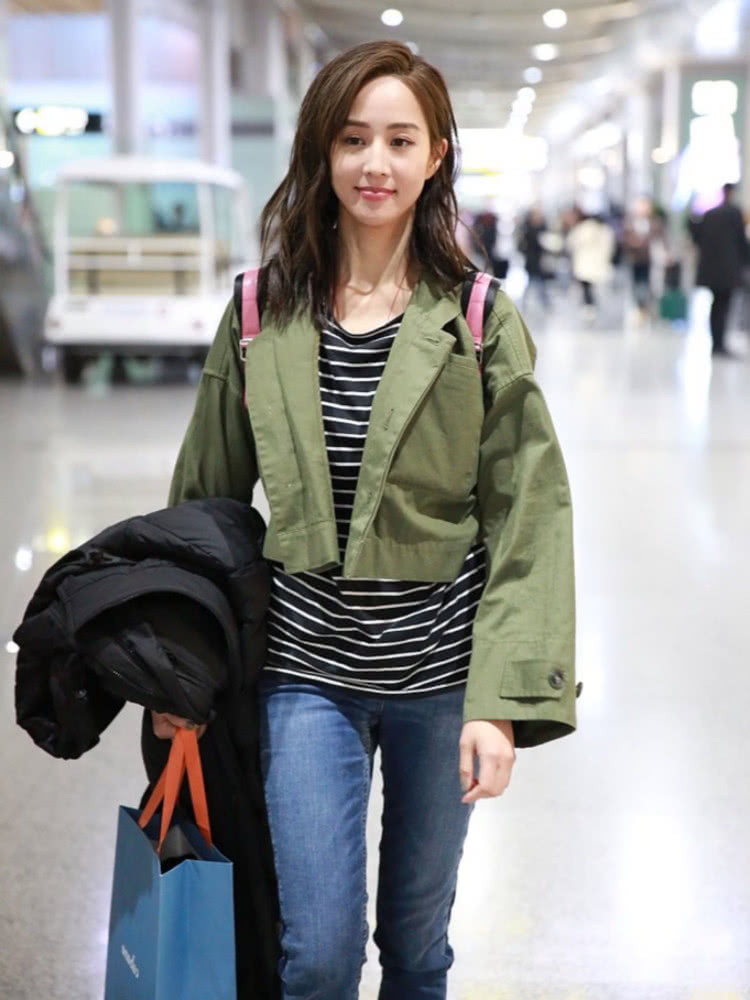 美女张钧甯机场街拍：穿廓形夹克清新又显气质