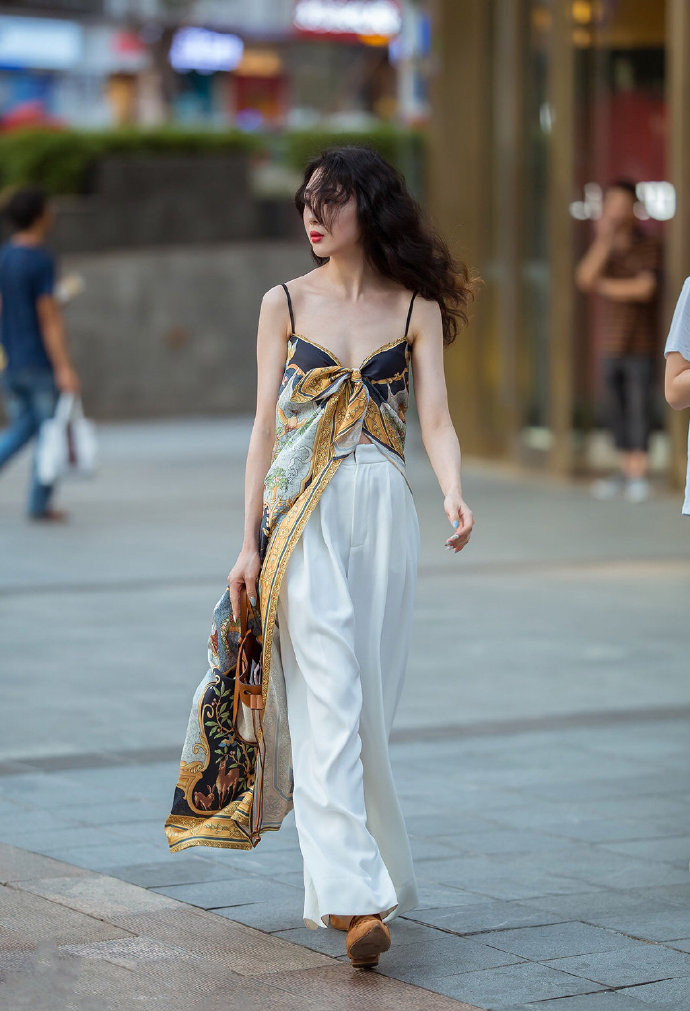 小姐姐搭配吊带裙太有气质了，身材超好成街上靓丽风景线