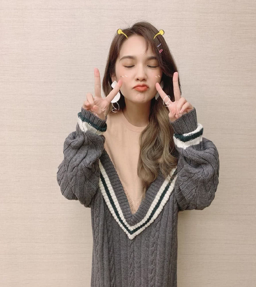 可爱美女杨丞琳身穿拼接针织连衣裙演出，完全逆生长