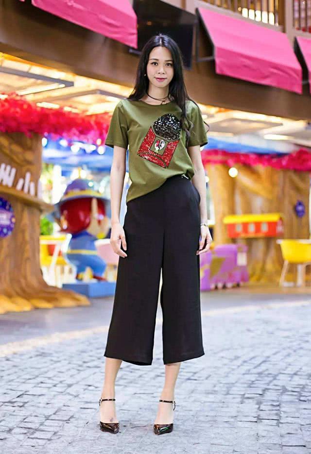 欧美街拍:今年流行“慵懒风”穿搭,休闲又有女人味