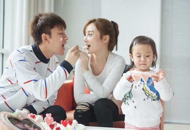 李小璐满面笑容接女儿,甜馨见李小璐身着露脐装后,立刻帮她遮挡