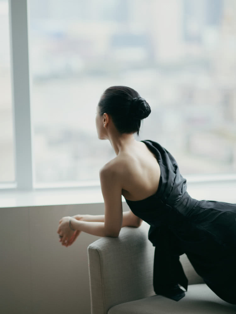 美女明星王子文光脚拍大片,穿黑色斜肩礼服身材也太性感了吧